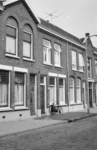57054 Gezicht op de voorgevels van de huizen Jacob Geelstraat 8 (links)-hoger te Utrecht.